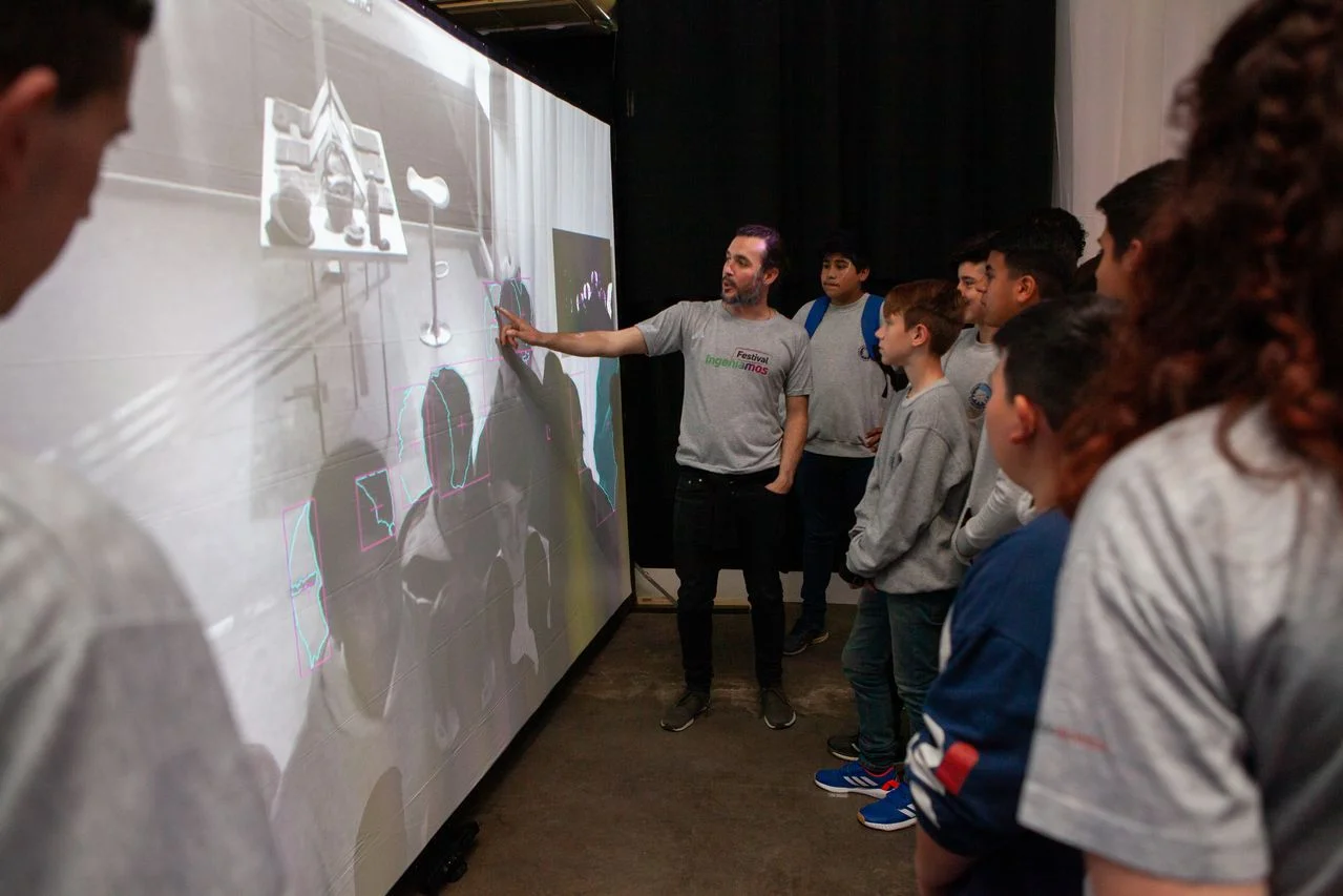 VisibleInvisible · Estudiantes en estación Códigos que dibujan